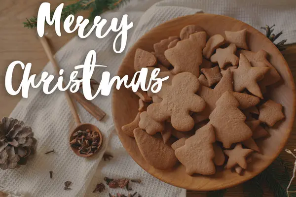 Καλά Χριστούγεννα Κείμενο Για Μπισκότα Gingerbread Χριστούγεννα Ξύλινο Πιάτο Στο — Φωτογραφία Αρχείου