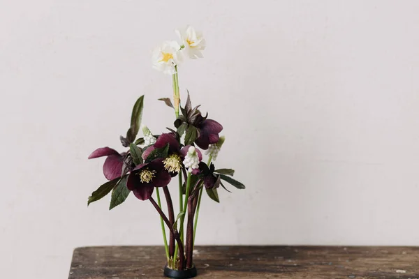 Belo Heléboro Muscari Composição Daffodil Kenzan Sobre Fundo Madeira Envelhecida — Fotografia de Stock