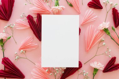 Sevgililer Günü kartı modeli, mesaj için yer. Boş tebrik kartı, şık pembe ve kırmızı kalpler, pembe arka planda çiçekler. Sevgililer Günün kutlu olsun! Aşk ve Anneler Günü