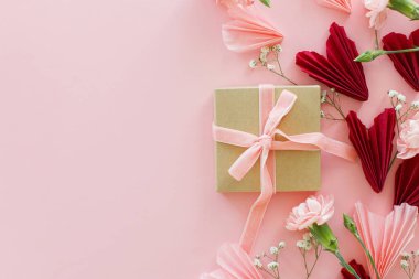 Sevgililer günü yatıyordu. Pembe ve kırmızı kalpler, çiçekler ve pembe arka planda hediye kutusu, kopyalama alanı. Sevgililer Günün kutlu olsun! Modern kalpler kağıt kesim ve kutu. Aşk ve Anneler Günü