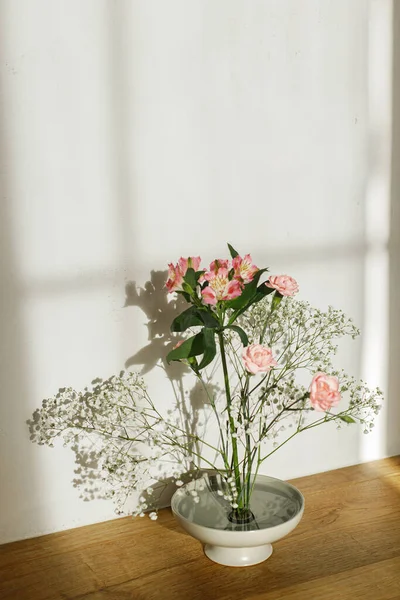 Piękne Różowe Białe Kwiaty Misce Rustykalnym Tle Tender Kompozycja Kwiatowa — Zdjęcie stockowe