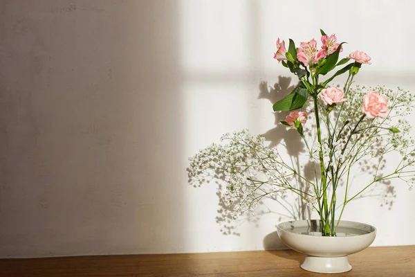 Hermosas Flores Rosas Blancas Cuenco Sobre Fondo Rústico Tierna Composición —  Fotos de Stock