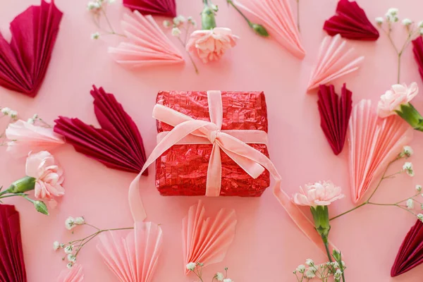 Szczęśliwych Walentynek Stylowe Różowe Czerwone Serca Kwiaty Pudełko Prezentami Płaskie — Zdjęcie stockowe