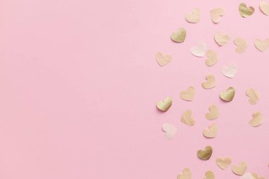 Sevgililer Günü yatıyordu. Pembe arka planda zarif altın kalpler var. Sevgililer günün kutlu olsun ve anneler günün kutlu olsun. Tebrik kartı ve afiş şablonu, metin için boşluk