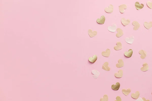 Valentine Leżał Płasko Stylowe Złote Serca Graniczą Różowym Tle Szczęśliwych — Zdjęcie stockowe