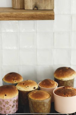 Modern mutfağın tezgahında geleneksel paskalya ekmeği pişirdim. Ev yapımı paskalya pastası yapıyorum. Ortodoks geleneksel yemek paskası