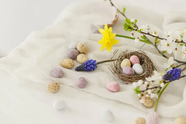 复活节快乐 精美的复活节巧克力蛋 羽毛和亚麻布在白色的乡村木桌上 复活节的现代简单横幅 文字空间 献上节日的问候 — 图库照片