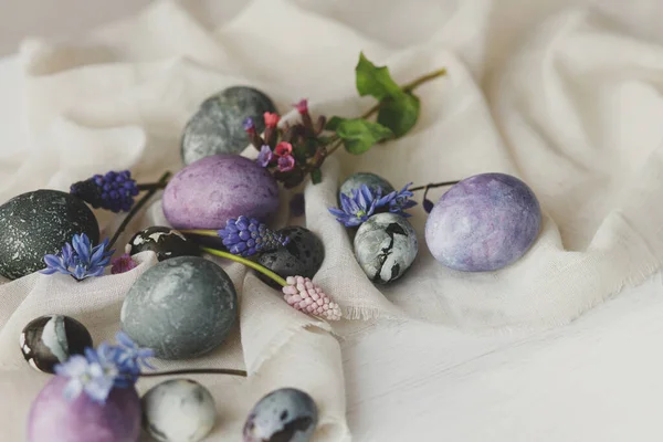 Ovos Páscoa Elegantes Flores Doces Primavera Pano Linho Mesa Branca — Fotografia de Stock