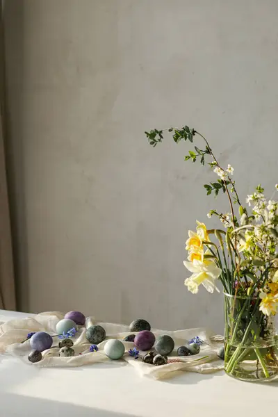 Stilvolle Ostereier Und Frühlingsblumen Bouquet Auf Rustikalem Holztisch Ostern Modernes — Stockfoto