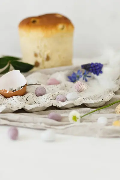 Renkli Paskalya Çikolatası Yumurtaları Paskalya Ekmeği Bahar Çiçekleri Ahşap Masa — Stok fotoğraf