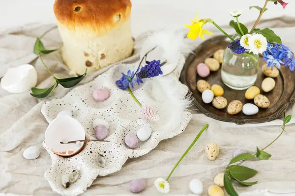 Colorido Páscoa Ovos Chocolate Pão Páscoa Flores Primavera Pano Linho — Fotografia de Stock