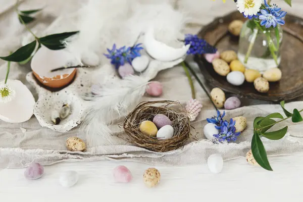 Mutlu Paskalyalar Yuvada Zarif Paskalya Çikolatası Yumurtaları Bahar Çiçekleri Tüyler — Stok fotoğraf
