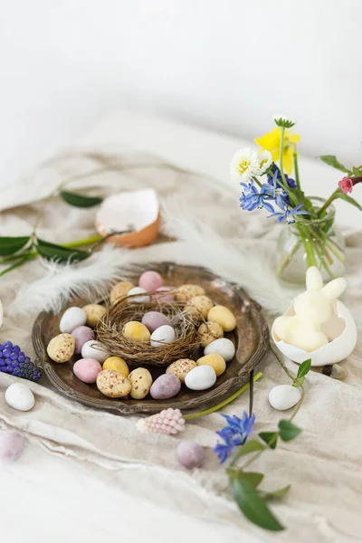 Yuvada Zarif Paskalya Çikolatası Yumurtaları Bahar Çiçekleri Tüyler Ahşap Masa — Stok fotoğraf