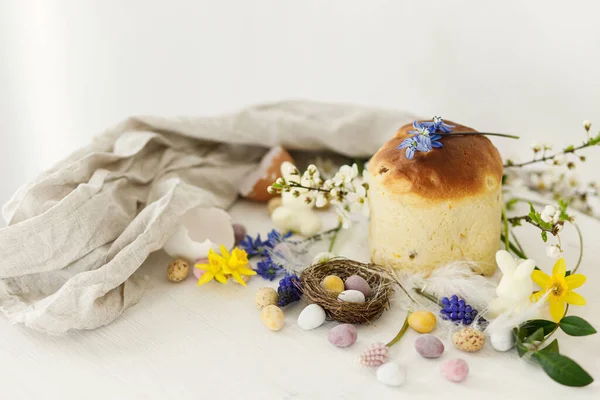春の花 素朴な白い木のテーブルの伝統的なパン組成の多彩なイースターチョコレートの卵 テキストのためのスペース ハッピーイースター シーズンズ — ストック写真