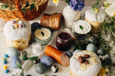 Mutlu Paskalyalar! Paskalya için doğal yumurta, et, ekmek, tereyağı, pancar, sepet ve çiçekler kırsal masada. Geleneksel Paskalya Ortodoks bayramı kutsama ve nergis buketi