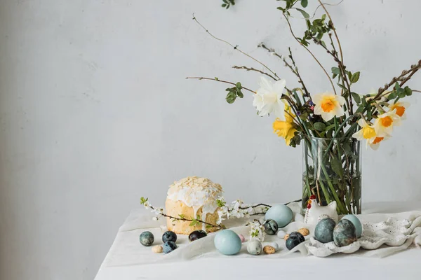 Frohe Ostern Stilvolle Ostereier Hausgemachtes Osterbrot Und Frühlingsblumen Auf Leinen — Stockfoto