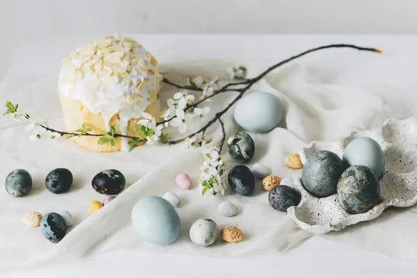 Ovos Páscoa Elegantes Panettone Flores Primavera Pano Linho Mesa Rústica — Fotografia de Stock