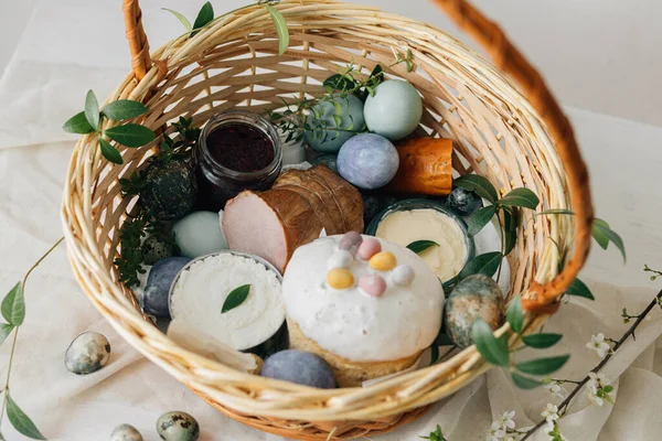 Vrolijk Pasen Stijlvolle Paasmand Met Natuurlijk Geverfde Eieren Vlees Brood — Stockfoto
