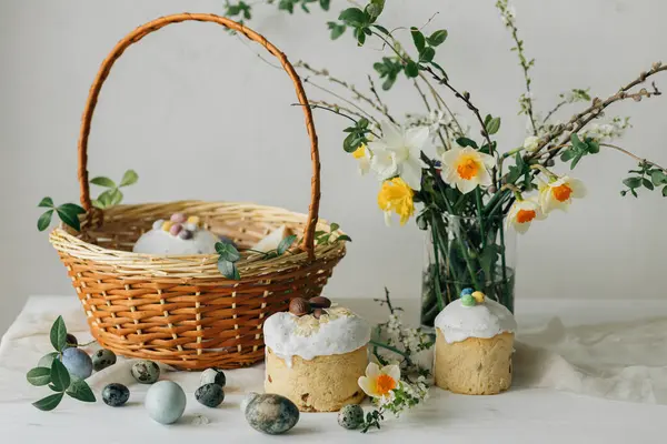 Stijlvol Pasen Brood Eieren Mand Met Voedsel Met Lentebloemen Rustieke — Stockfoto
