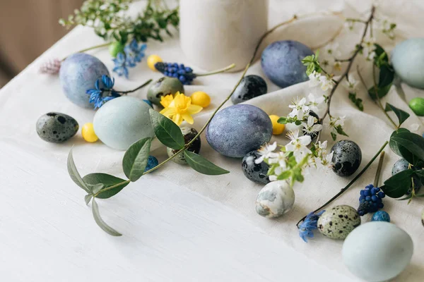 Stilvolle Ostereier Und Frühlingsblumen Auf Rustikalem Holztisch Frohe Ostern Naturfarbstoff — Stockfoto