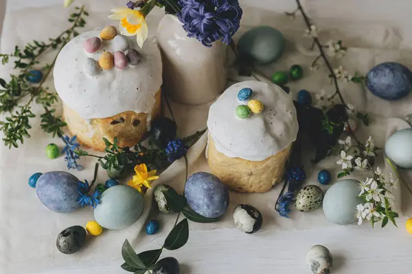 スタイリッシュなイースターエッグ パネトン 春の花とチョコレートの卵素朴な木のテーブル 天然染料大理石の卵 花と休日の食べ物 まだ生きているお祝い ハッピーイースター — ストック写真