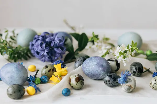 Stylové Velikonoční Vajíčka Jarní Květiny Venkovském Dřevěném Stole Veselé Velikonoce — Stock fotografie