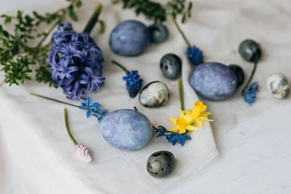 Ovos Páscoa Elegantes Flores Primavera Mesa Madeira Rústica Feliz Páscoa — Fotografia de Stock