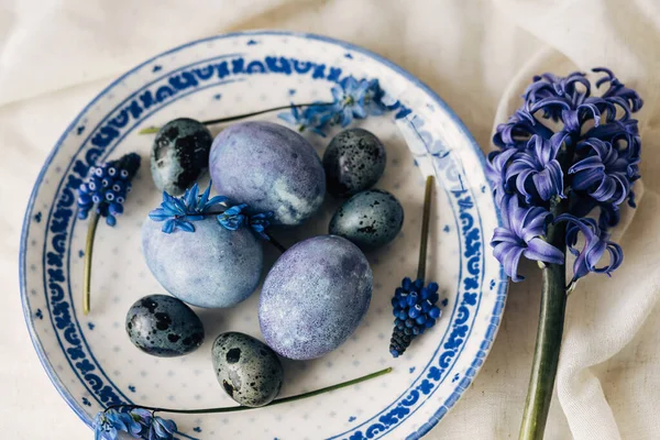 Frohe Ostern Stilvolle Ostereier Auf Vintage Teller Und Frühlingsblumen Auf — Stockfoto