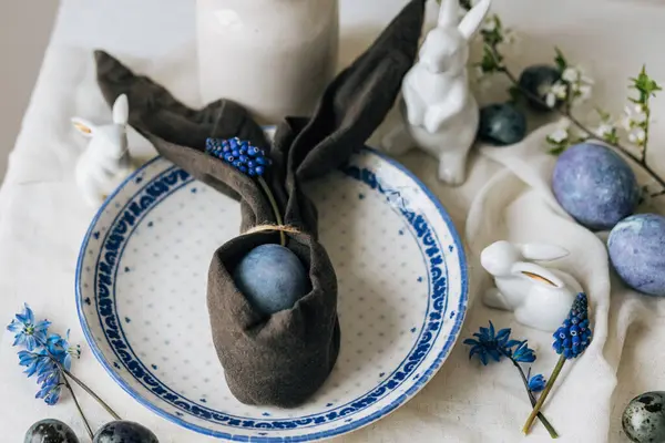 Veselé Velikonoce Stylové Velikonoční Vajíčko Zajíčkovém Ubrousku Starém Talíři Jarních — Stock fotografie