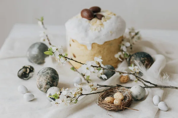 Elegantes Ovos Páscoa Panettone Flores Primavera Ovos Chocolate Pano Linho — Fotografia de Stock