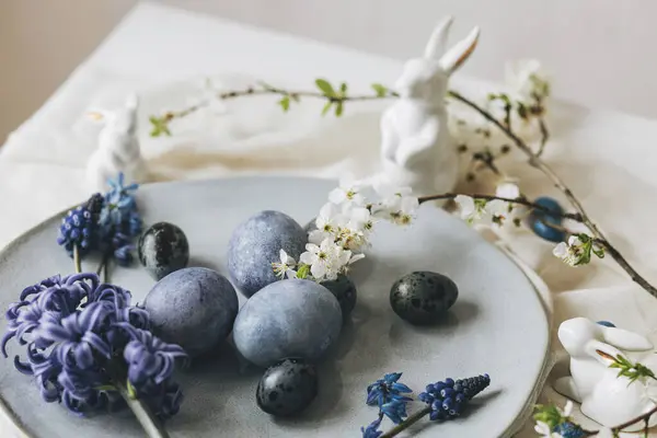 Frohe Ostern Stilvolle Ostereier Auf Vintage Teller Hasen Und Frühlingsblumen — Stockfoto