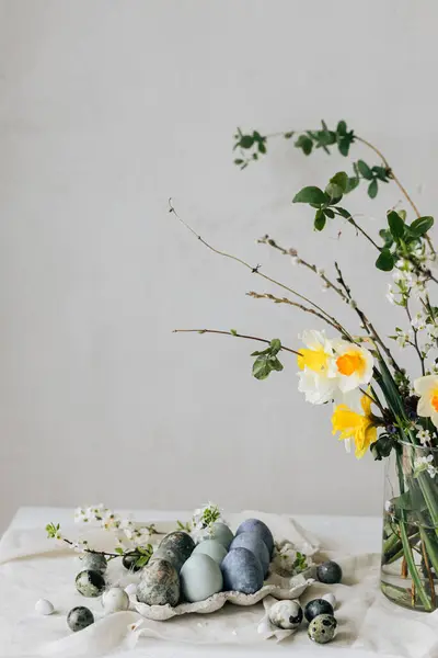 Szczęśliwej Wielkanocy Stylowe Pisanki Wiosenne Kwiaty Lnianym Rustykalnym Stole Naturalnie — Zdjęcie stockowe