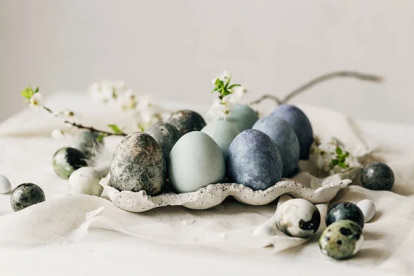 Счастливой Пасхи Стильные Пасхальные Яйца Весенние Цветы Льняном Деревенском Столе — стоковое фото