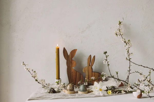 Frohe Ostern Stilvolle Ostereier Holzhasen Kirschblüten Und Kerzen Auf Rustikalem — Stockfoto