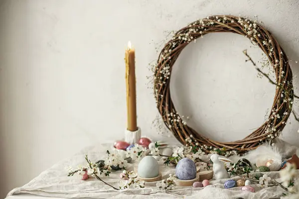 Frohe Ostern Stilvolle Ostereier Hasen Und Kirschblüten Auf Rustikalem Tisch — Stockfoto