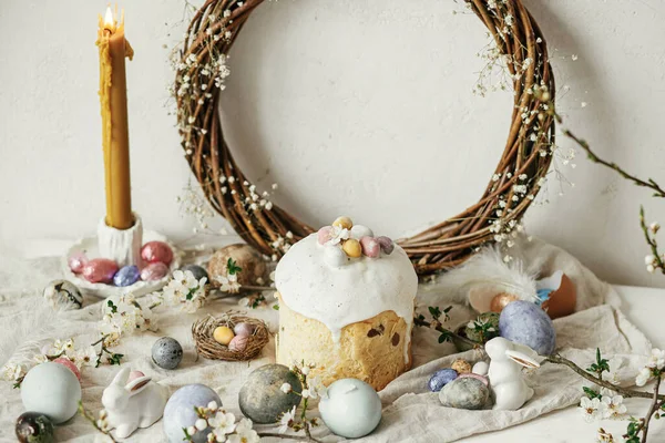 Великоднем Стильні Великодні Яйця Торт Кролики Вишневий Цвіт Нарциси Сільському — стокове фото
