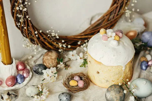 ハッピーイースター スタイリッシュなイースターエッグ ケーキ チェリーブロス ダフィル 現代の自然染められた卵 休日の食べ物および春の花 イースターの田舎はまだ生きている — ストック写真