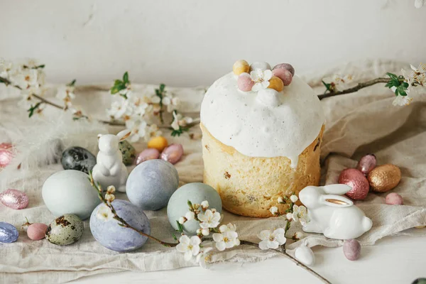 Elegantes Huevos Pascua Panettone Conejos Composición Flores Cerezo Mesa Rústica —  Fotos de Stock