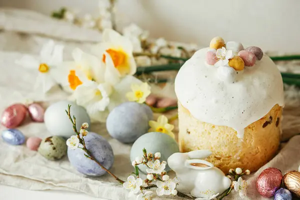 ハッピーイースター スタイリッシュなイースターエッグ ケーキ バニー 素朴なテーブルに桜とダフィル 現代の自然染められた卵 休日の食べ物および春の花 イースターの田舎はまだ生きている — ストック写真