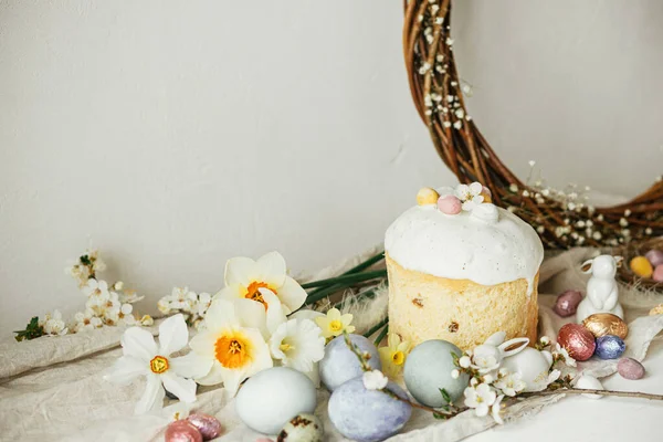スタイリッシュなイースターエッグ パネトン バニー チェリーの花と素朴なテーブルのダフィル組成 ハッピーイースター 現代の自然染められた卵 お祝いの食べ物および春の花はまだ生命を染めました — ストック写真