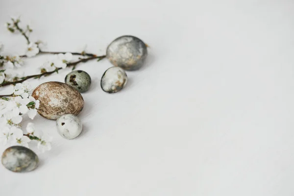 复活节快乐 别致的复活节彩蛋和樱桃花在乡村的白色桌子上 现代天然染料卵子和春花 最小东部边框模板 带有文本空间 — 图库照片