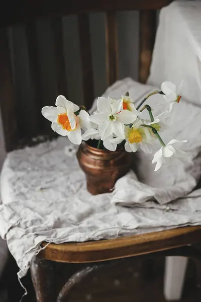 Eleganti Narcisi Vaso Vintage Vecchia Sedia Legno Con Panno Lino — Foto Stock