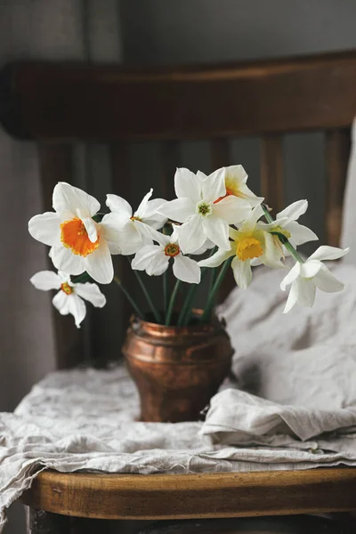 リネンクロスと古い木製の椅子のヴィンテージ花瓶のスタイリッシュなダッフル ロシアの静かな生活 田舎のムーディースプリングの花の構成 イースター花のバナー — ストック写真