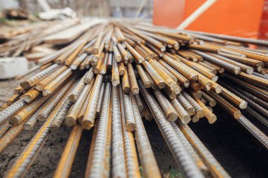 İnşaat alanında destek çubukları. Çelik demiri yakın çekim. Beton için paslı çelik destek çubukları. Ev inşa süreci