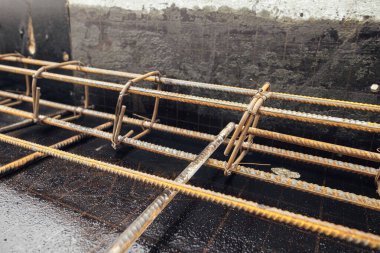 Çelik demirler birbirine çok yakın. İnşaat alanında destek çubukları. Beton temel veya tavan için paslı çelik destek çubukları. Ev inşa süreci