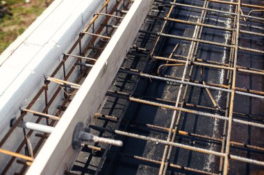 İnşaat alanında destek çubukları. Çelik demirler birbirine çok yakın. Beton temel veya tavan için paslı çelik destek çubukları. Ev inşa süreci