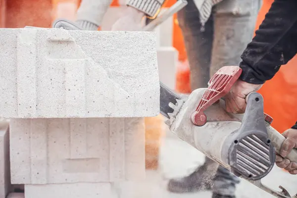 Workers Cutting Autoclaved Aerated Concrete Block Chainsaw Closeup Builders Cutting — Stock Photo, Image