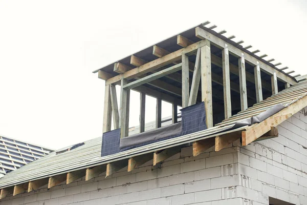 Unfinished House Wooden Roof Framing Vapor Barrier Dormer Block Walls — Stock Photo, Image