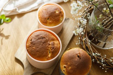 Köy ahşap masada çiçeklerle pişirilmiş geleneksel Paskalya ekmeği. Ev yapımı paskalya pastası yapıyorum. Ortodoks geleneksel yemek paskası