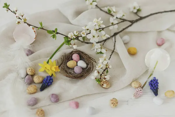 Frohe Ostern Stilvolle Osterschokoladeneier Nest Frühlingsblumen Federn Und Leinentuch Auf — Stockfoto